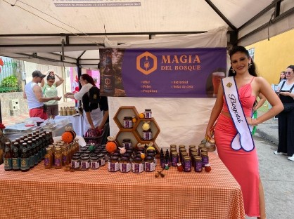 Productos Magia del Bosque en un mercado campesino